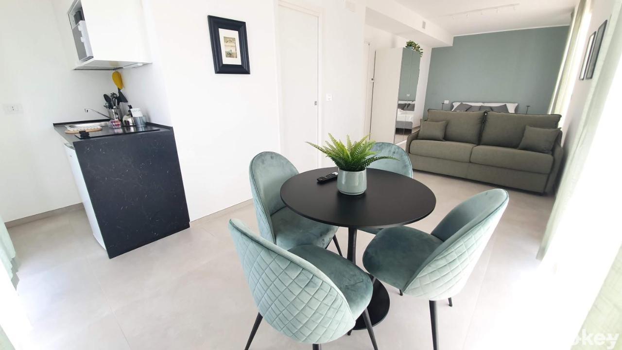 Villa Mediterranea Apartments - Seaview, Pool & Garden Бари Екстериор снимка