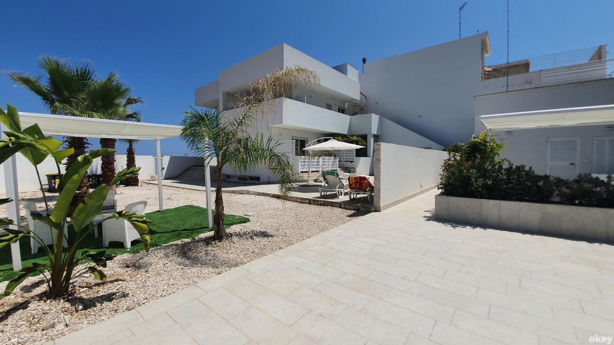 Villa Mediterranea Apartments - Seaview, Pool & Garden Бари Екстериор снимка